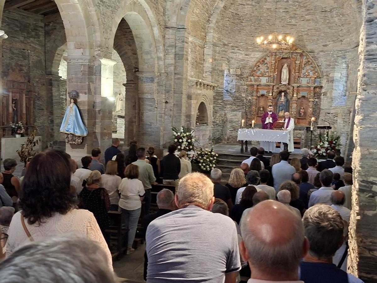 En imágenes: La iglesia de Santa María, en Villanueva, se llena para dar el último adiós a Enrique López En imágenes: La iglesia de Santa María, en Villanueva, se llena para dar el último adiós a Enrique López