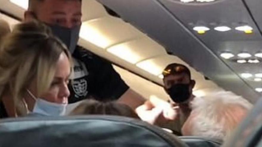 Un negacionista en un vuelo a Canarias: "La mascarilla no sirve para nada, les están mintiendo"