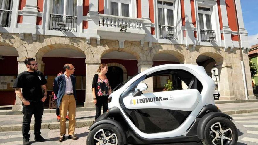 Presentación de un coche eléctrico delante del Ayuntamiento.