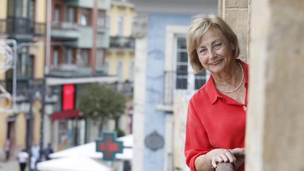 Marivií Monteserín asomada al balcón del Ayuntamiento de Avilés.
