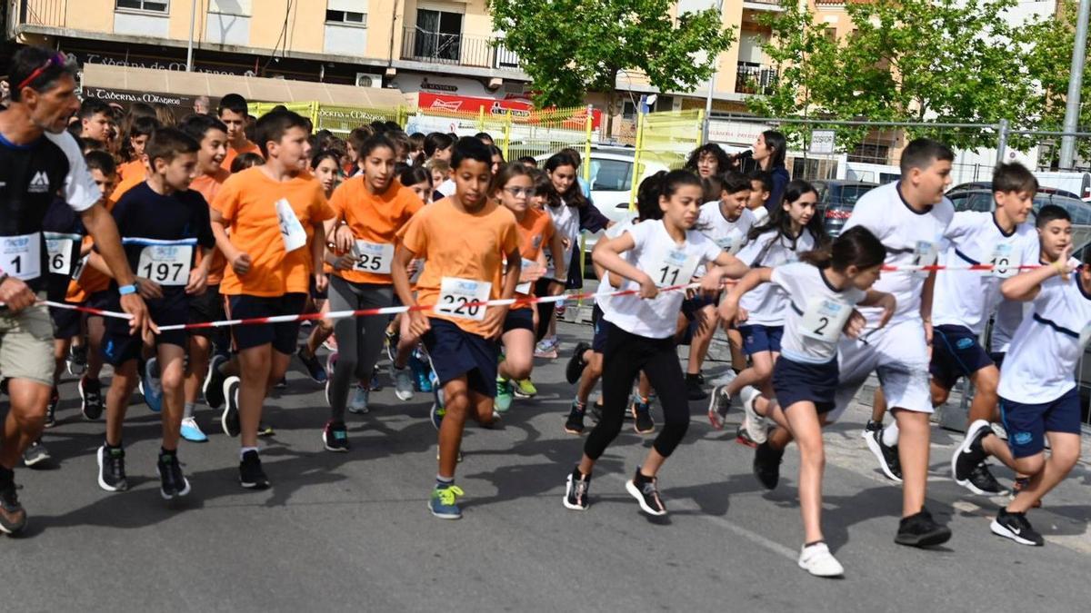 Casi 400 escolares han participado en la carrera solidaria organizada por el colegio Bisbe Pont de Vila-real.