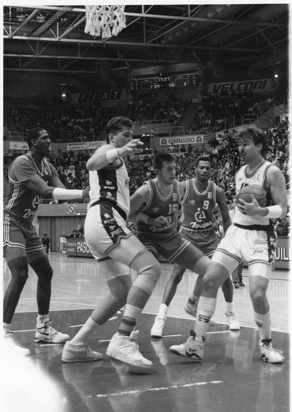 Paddio, al fondo, observa la jugada entre Sabonis y Murcia en un partido en el Príncipe Felipe.