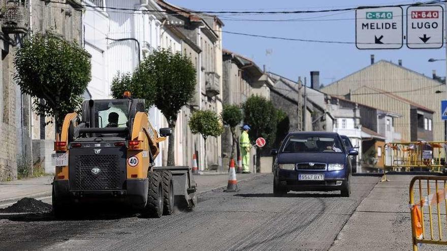 Los vehículos pueden continuar su trayecto gracias al tráfico alterno. // Bernabé/Javier Lalín