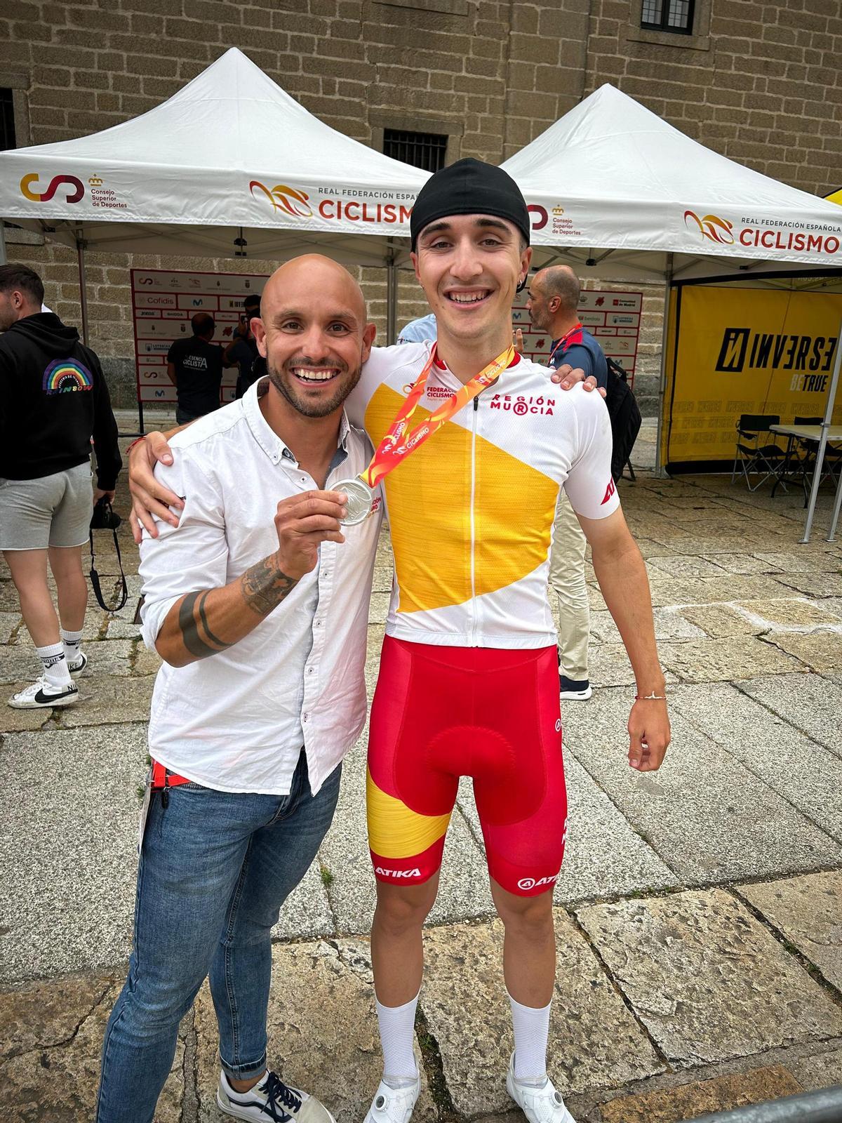 Juanmi Pérez, junto a César Pérez, ciclista murciano del Kern Pharma