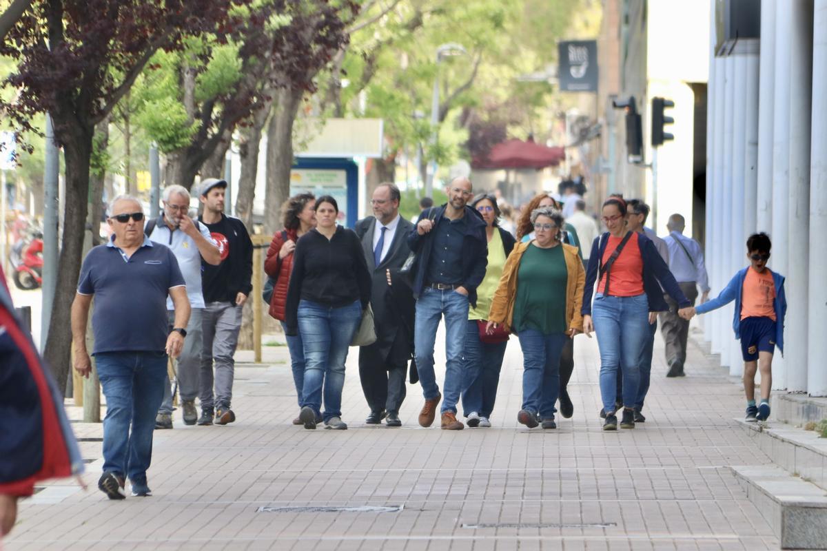 Miembros del partido Crida per Sabadell acompañando al exalcalde de la ciudad, Maties Serracant, a los juzgados