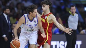 Spains MarioSaint-Supery defends against Italys Alessandro Pajola during the Eurobasket, European Basketball Championship Group C match between Spain and Italy at Spyros Kyprianou Arena, in Limassol, Cyprus, Tuesday, Sept. 2, 2025. (AP Photo/Chara Savvidou). Editorial use only / Only Italy and Spain