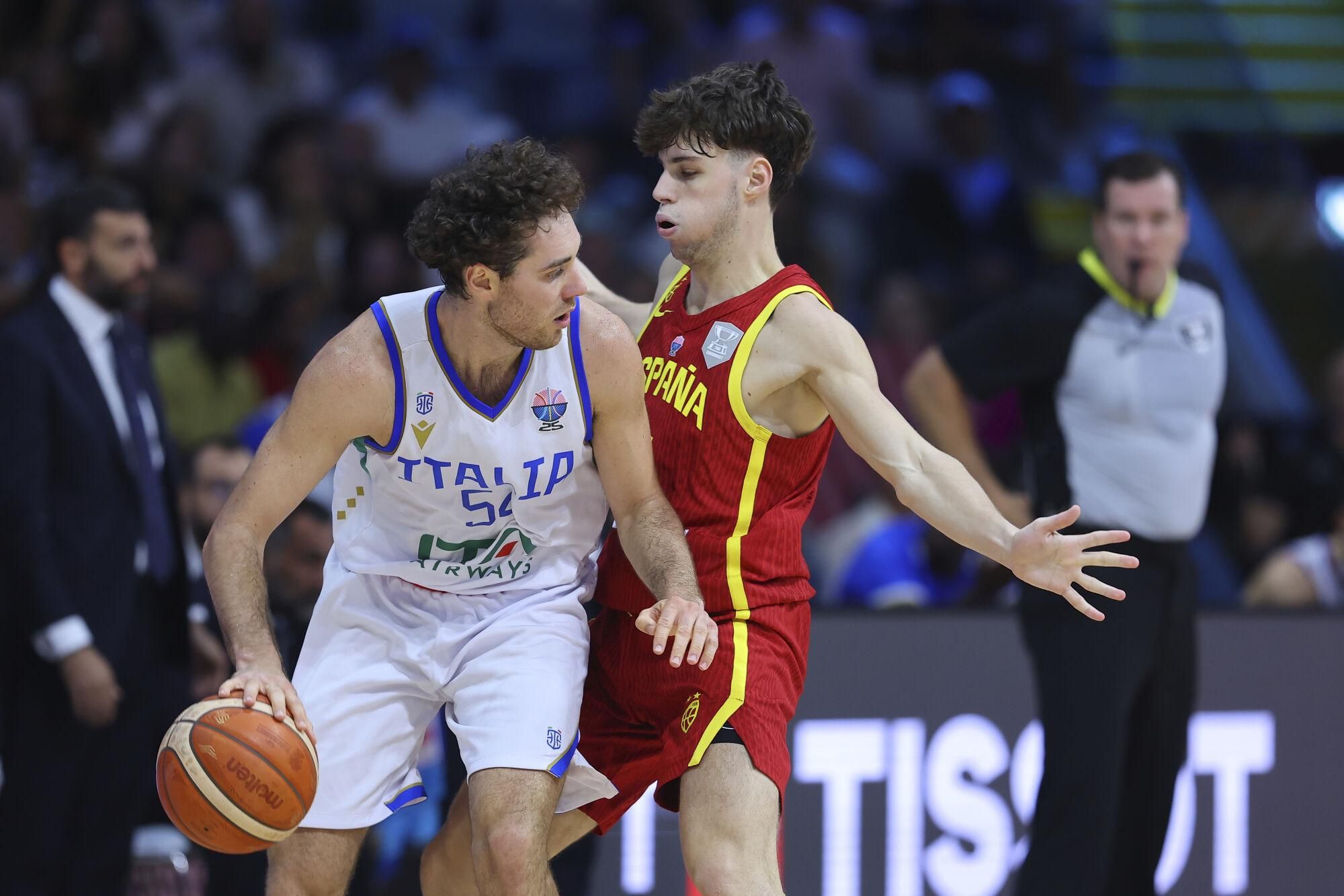 Spain's MarioSaint-Supery defends against Italy's Alessandro Pajola during the Eurobasket, European Basketball Championship Group C match between Spain and Italy at Spyros Kyprianou Arena, in Limassol, Cyprus, Tuesday, Sept. 2, 2025. (AP Photo/Chara Savvidou). Editorial use only / Only Italy and Spain