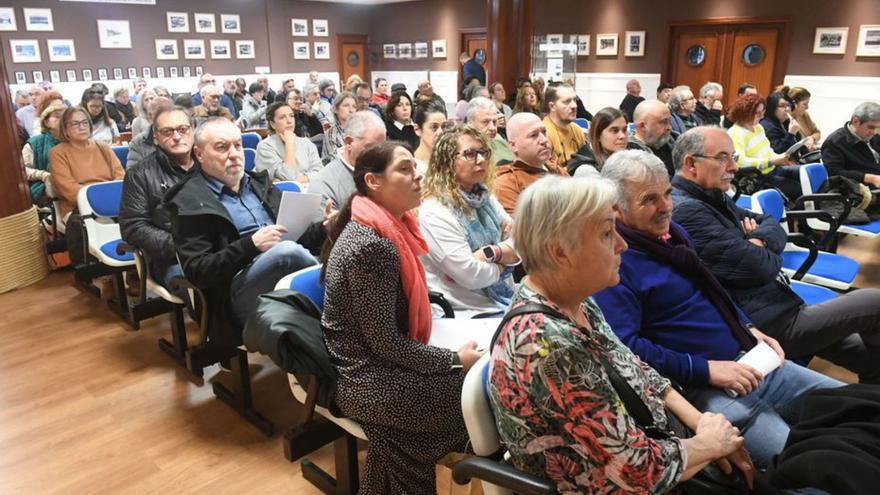 Socios asistentes a la asamblea del Club del Mar, ayer.   | // CARLOS PARDELLAS