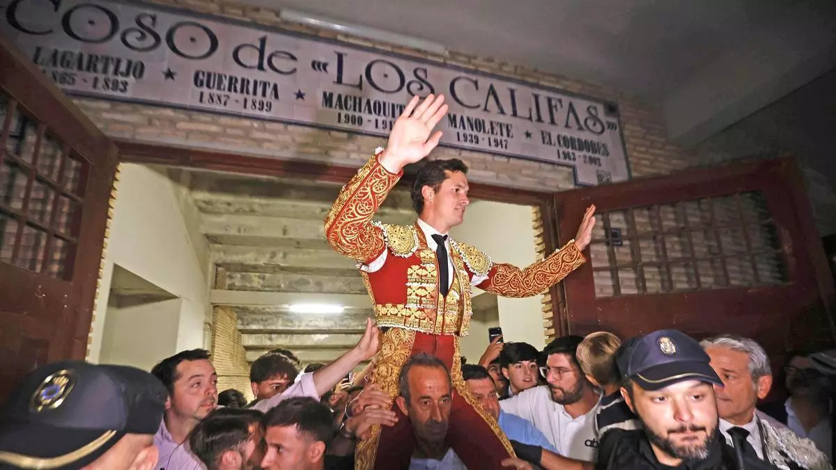 Daniel Luque sale a hombros por la Puerta de Los Califas y el banderillero Fernando Pereira sufre una cornada
