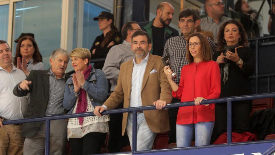 El alcalde de Cartagena, José López durante el partido de fútbol sala