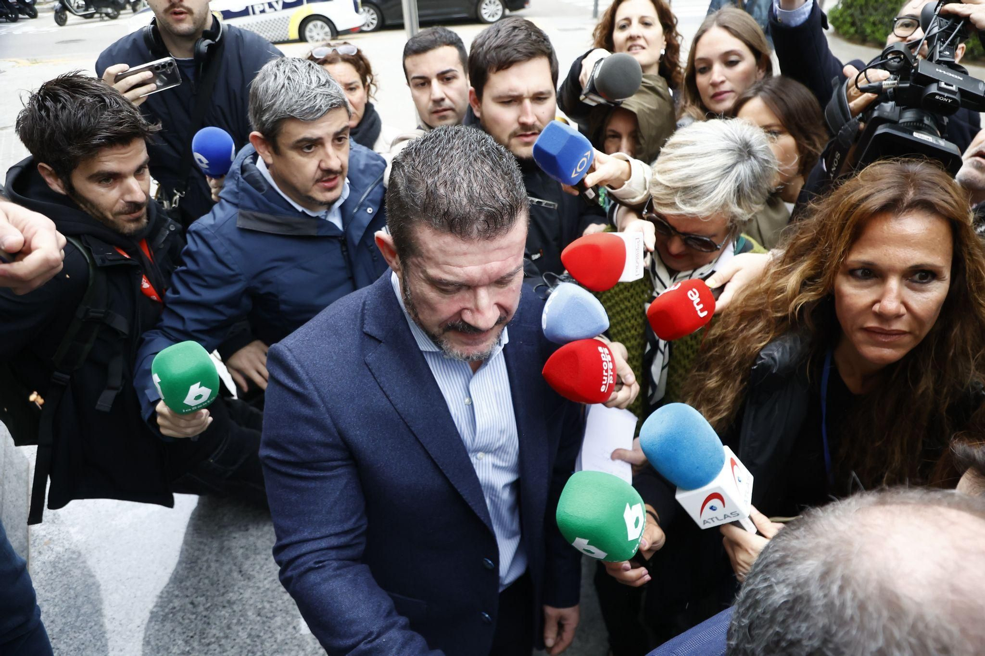 La llegada de la exconsellera Pradas y Argüeso para declarar como imputados por la gestión de la dana