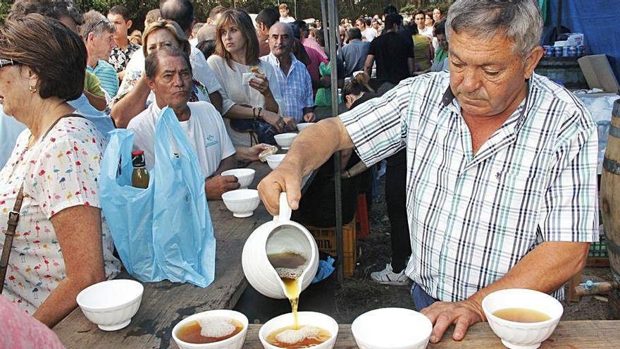 Venta de sidra en una edición previa de la fiesta de Santa Ifigenia.