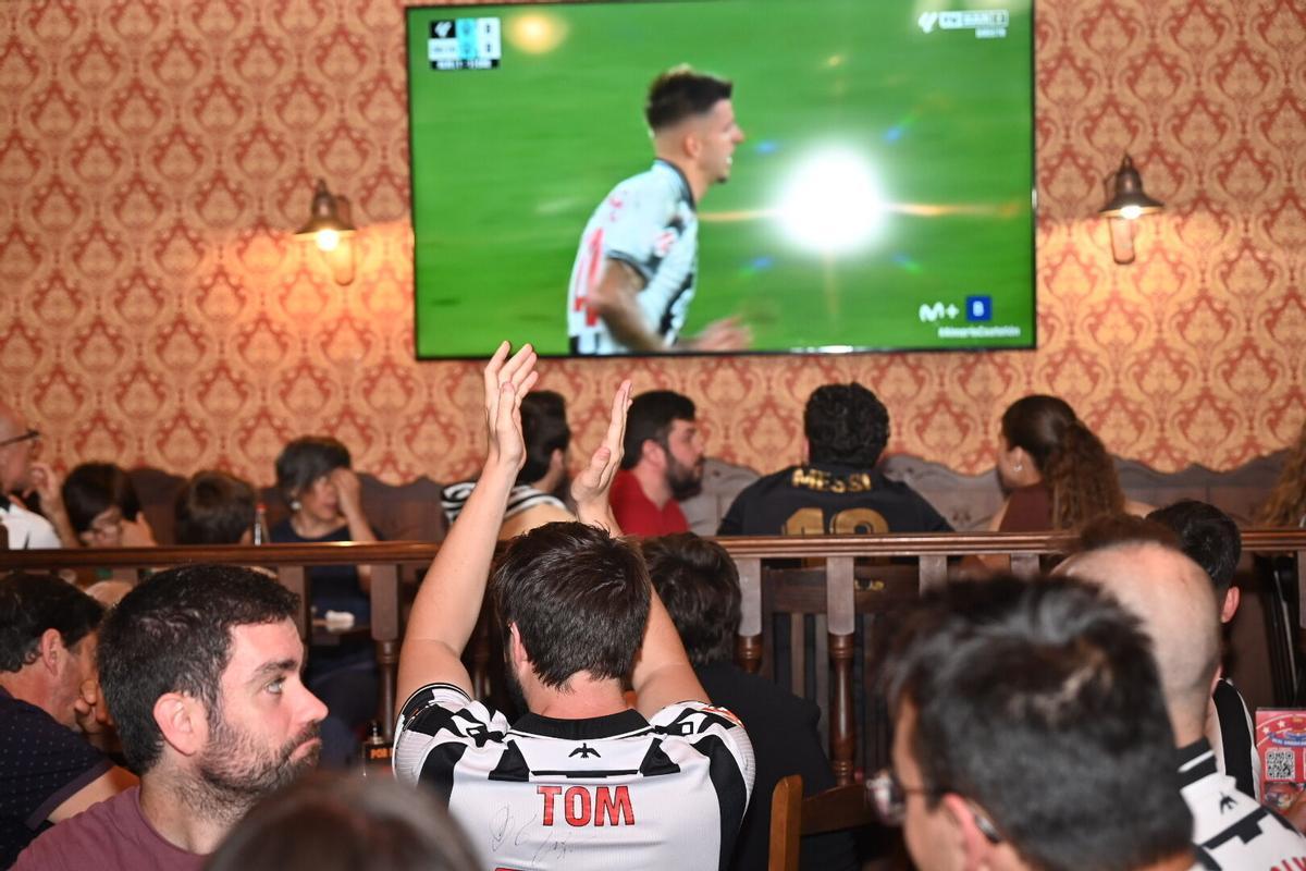 Los aficionados del CD Castellón siguen el partido contra el Almería en los bares de la ciudad