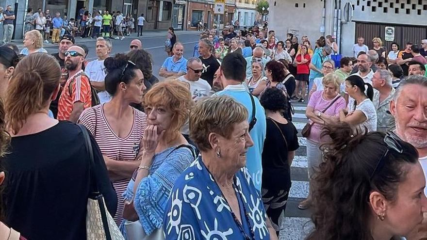 Cientos de personas se concentran ante un edificio "okupado" en Blimea pidiendo su desalojo