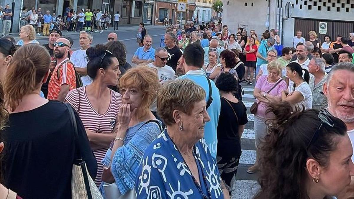 Concentración ante un edificio "okupado" en Blimea