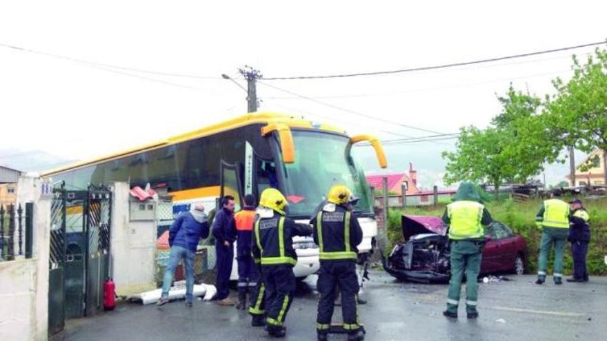 Dos heridas en un choque entre un bus con alumnos de un centro de Cangas y un coche