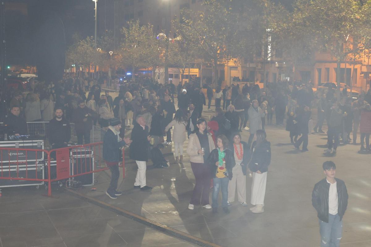 Galería de imágenes: Tardeo en la plaza del Estadio de la Cerámica de Vila-real
