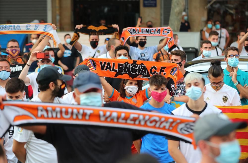 Protesta de los aficionados del Valencia CF contra de Meriton y Peter Lim