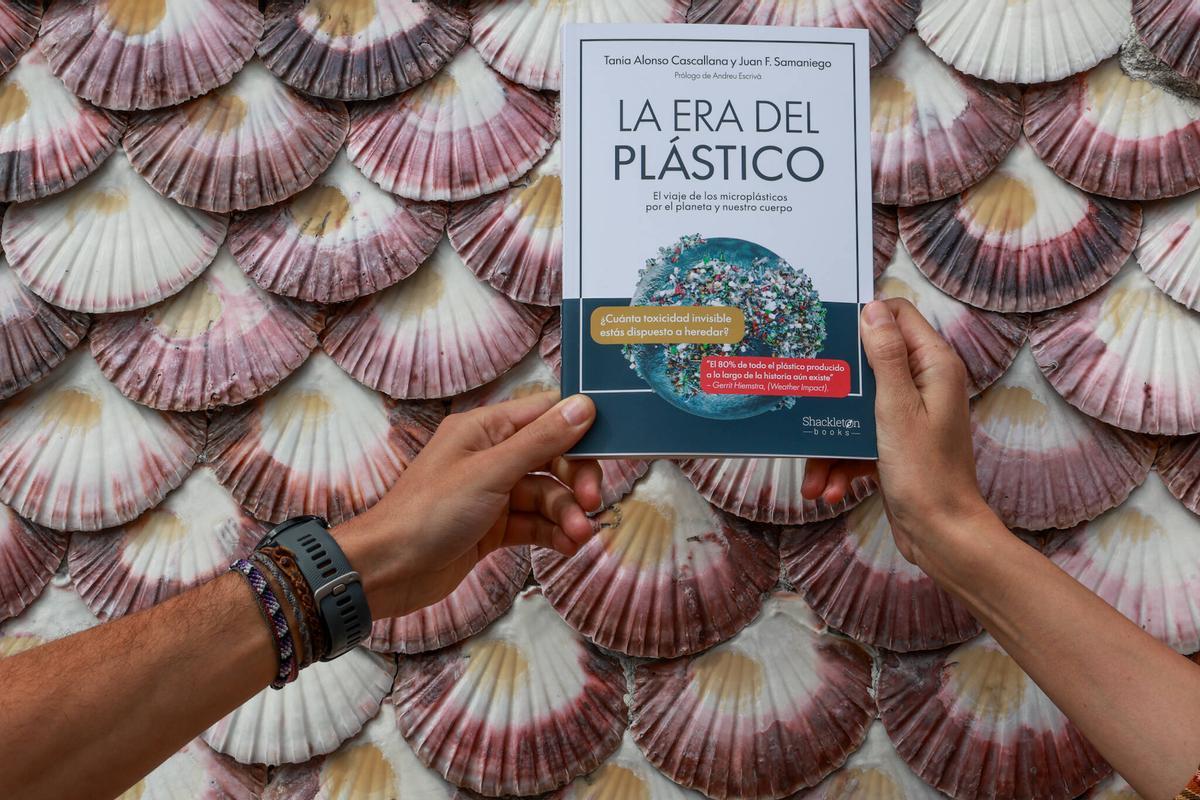 El libro lo publica descubre la incidencia plantaria del plástico.