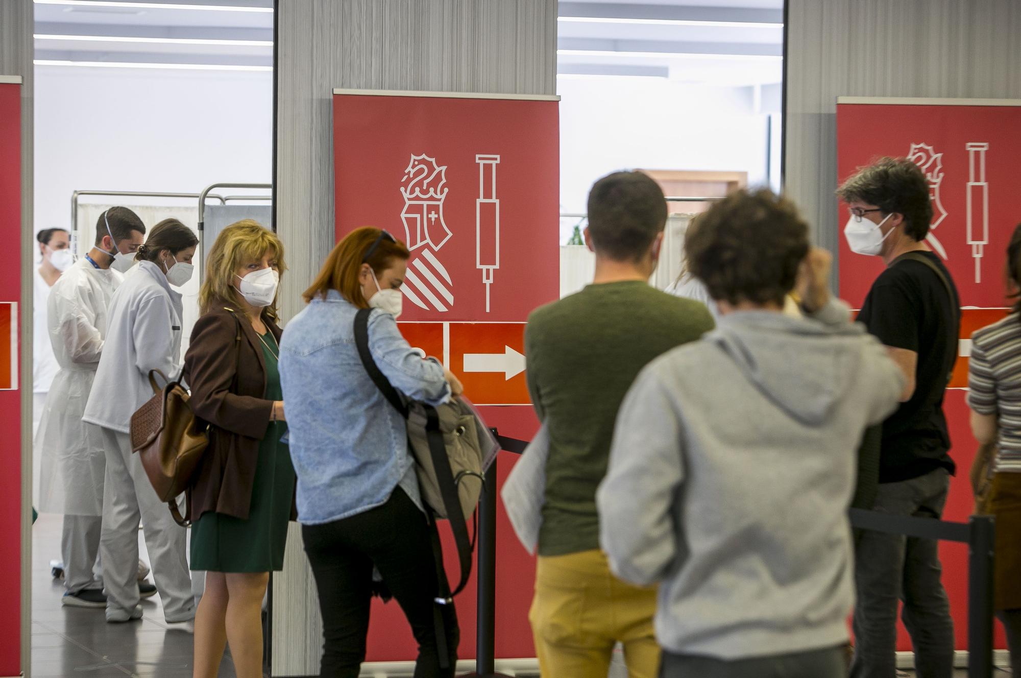 Vacunacion de docentes en Sant Joan y en el hospital de campaña de Alicante