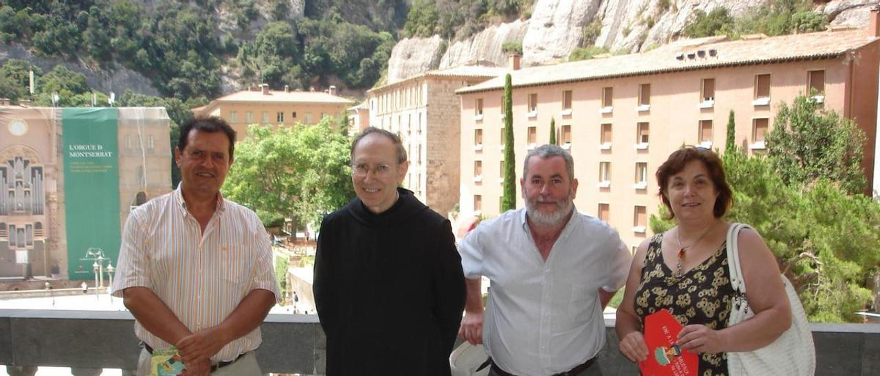 El pare Josep Massot i Muntaner al monestir de Montserrat, acompanyant un grup d’eivissencs que l’agost de 2009 el visitaren al monestir.