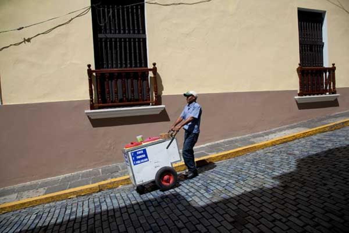Vendedor ambulante por las calles de San Juan.