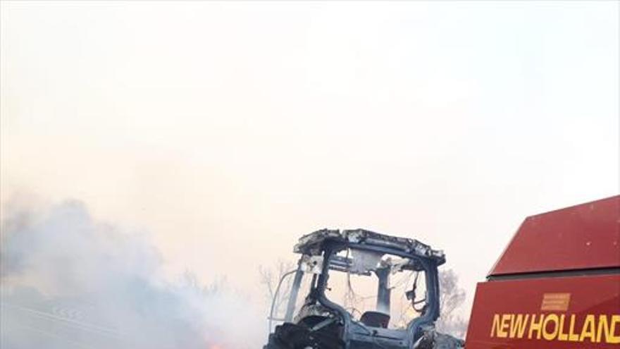 Un tractor sale ardiendo y provoca un fuego de pastos junto a la variante norte