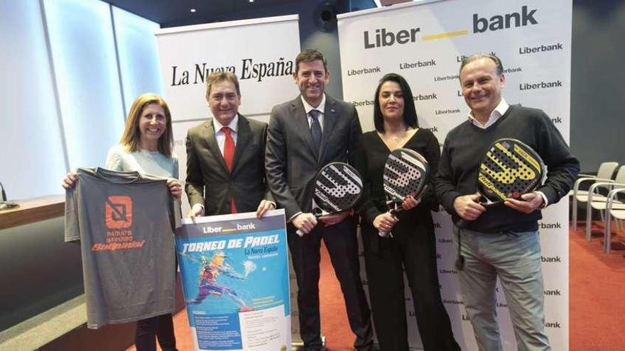 Por la izquierda: Luisa López, directora comercial de LA NUEVA ESPAÑA; Luis Ardit, gerente del concesionario Artedo Motor; Luis Manuel Cabal, representante de Liberbank; María Casalderrey, en representación de Fuensanta, y Javier Díaz-Agero, de Cover Padel, durante la presentación del torneo.