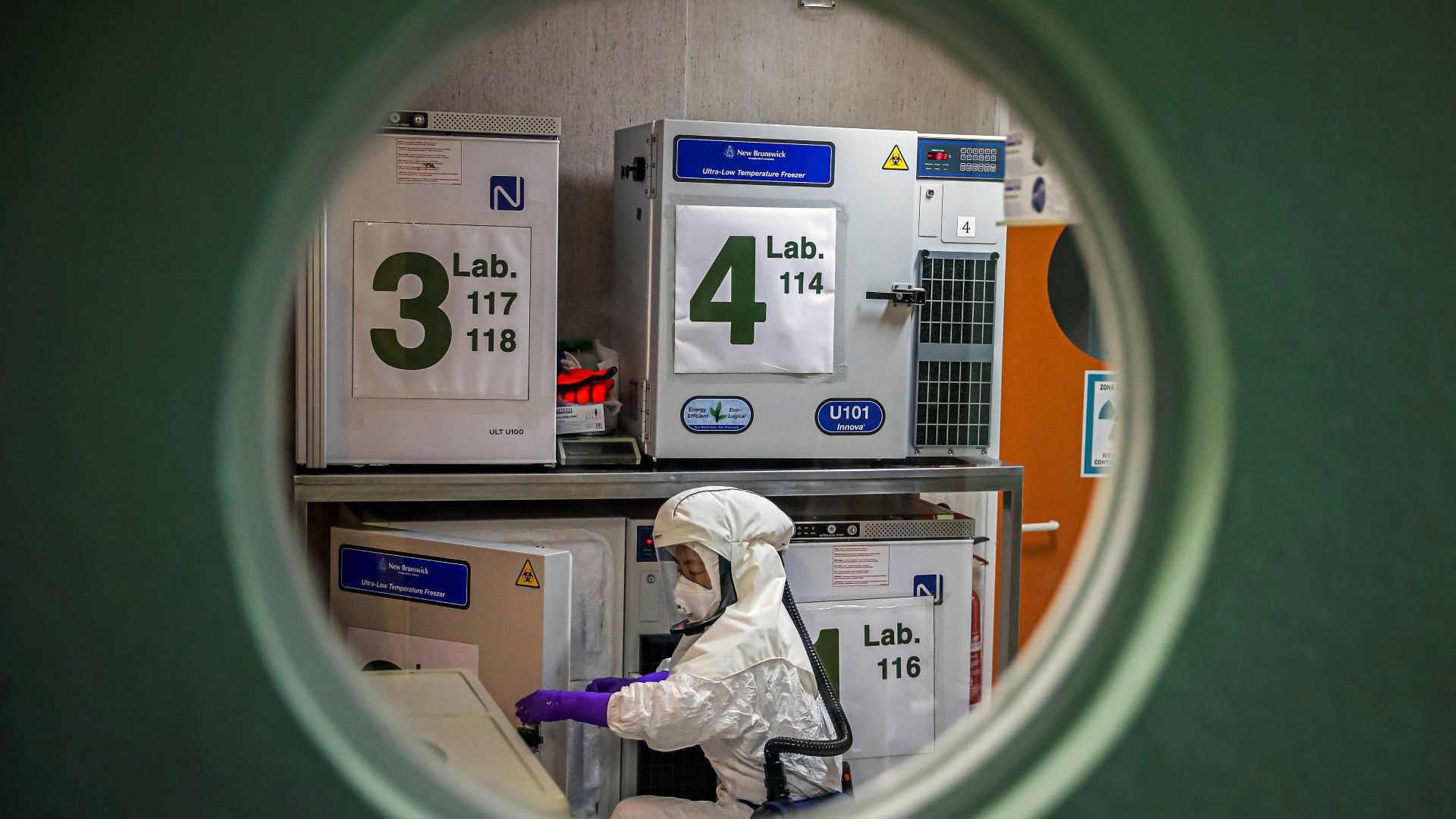 Un trabajador, en el laboratorio de alta seguridad en el Centro Nacional de Biotecnología en Madrid, en enero del año pasado.