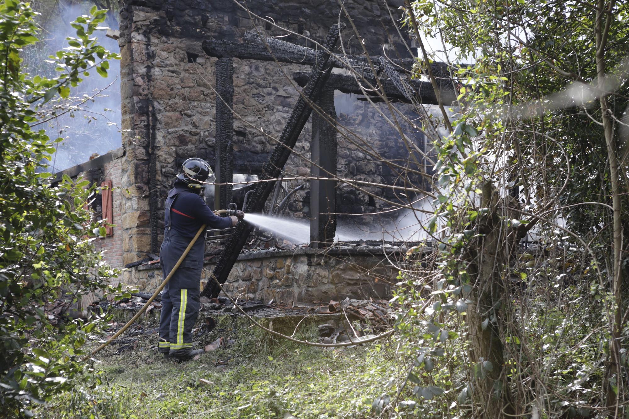 EN IMÁGENES: Las impresionantes fotografías del incendio de la casa de Piloña donde murió una mujer