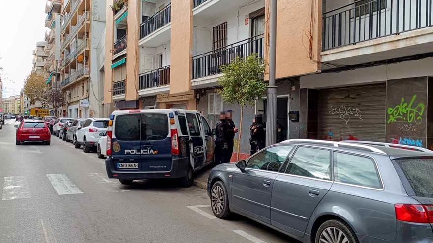 La Policía cierra un punto de venta de droga en un piso de Gandia