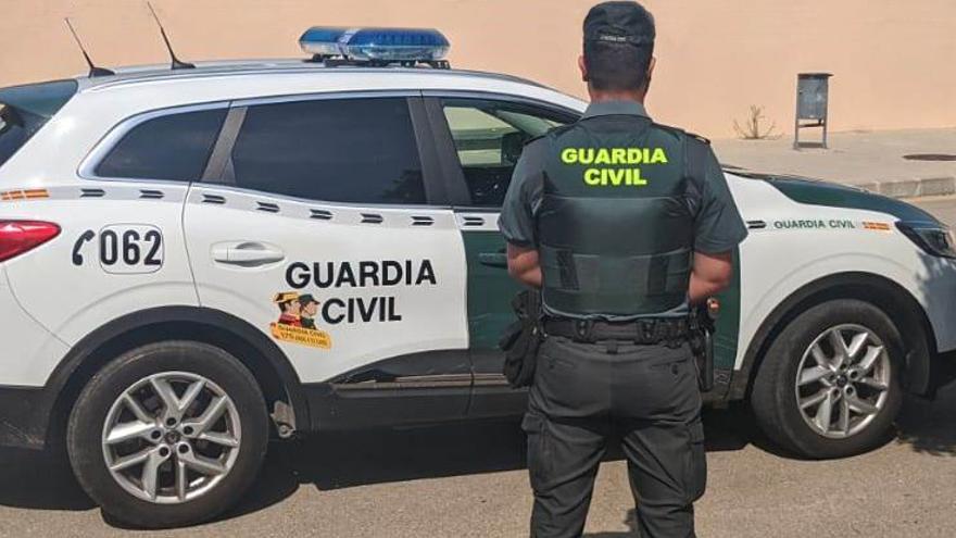 Un agente de la Guardia Civil durante una actuación en Mallorca.