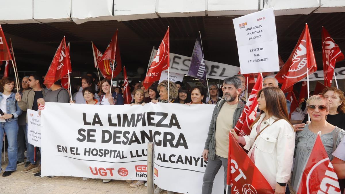 Protesta de trabajadoras de la limpieza a las puertas del hospital de Xàtiva, en 2024.