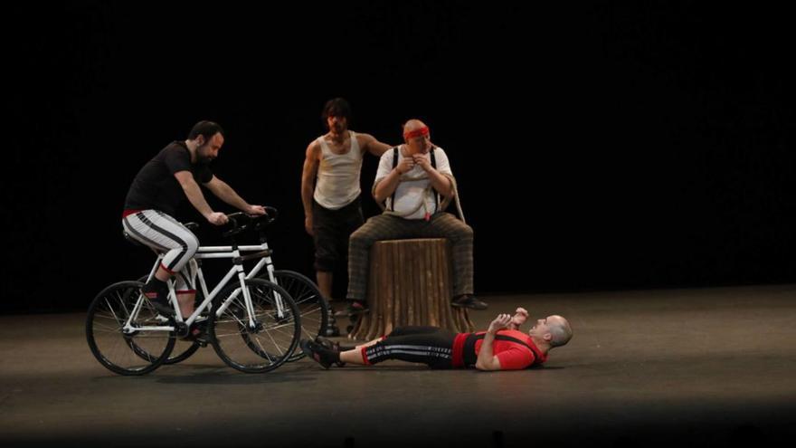 &quot;Detuatu&quot;, de la compañía Mur, en el teatro Jovellanos