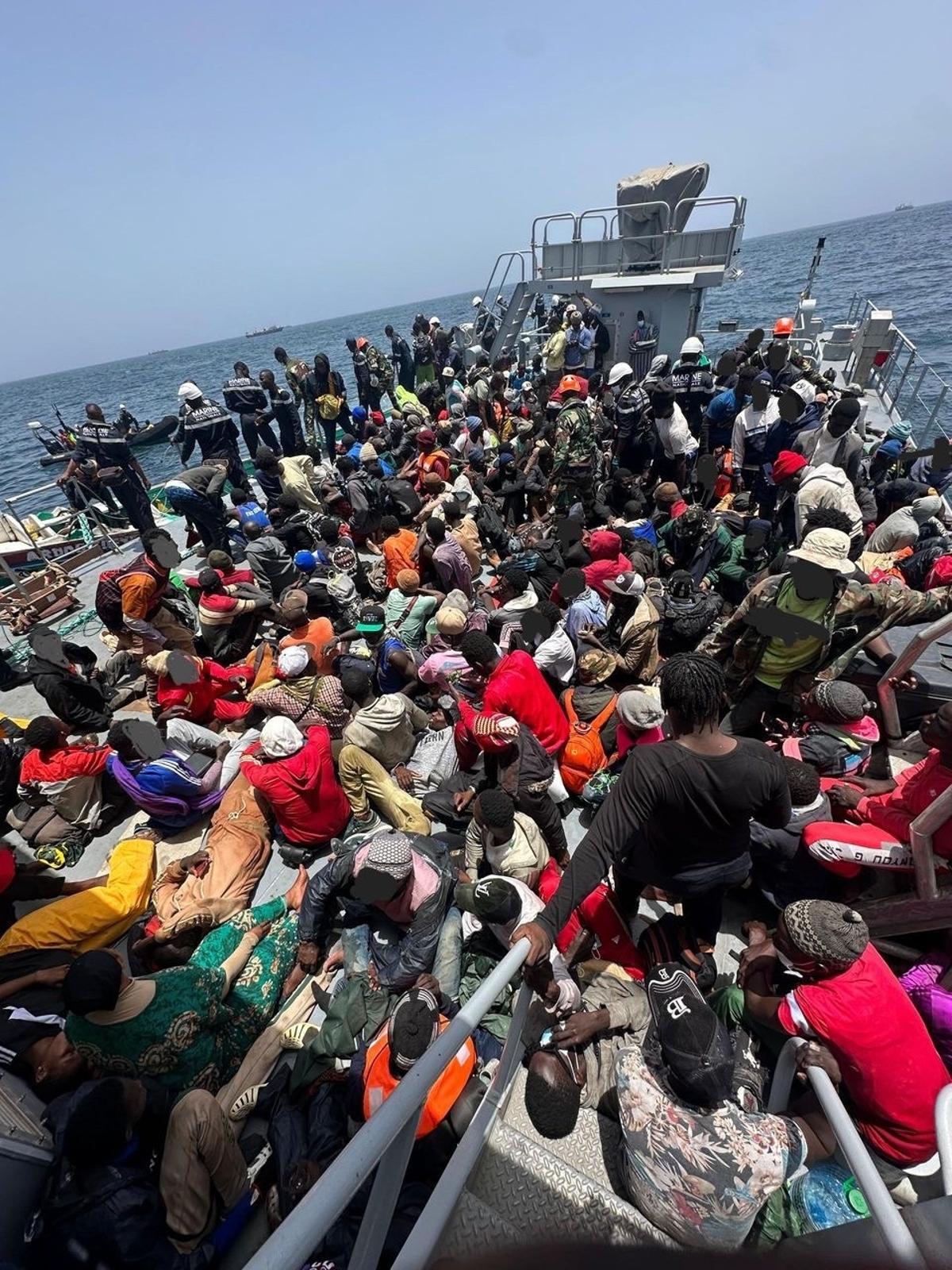 Migrantes rescatados por la Armada senegalesa.
