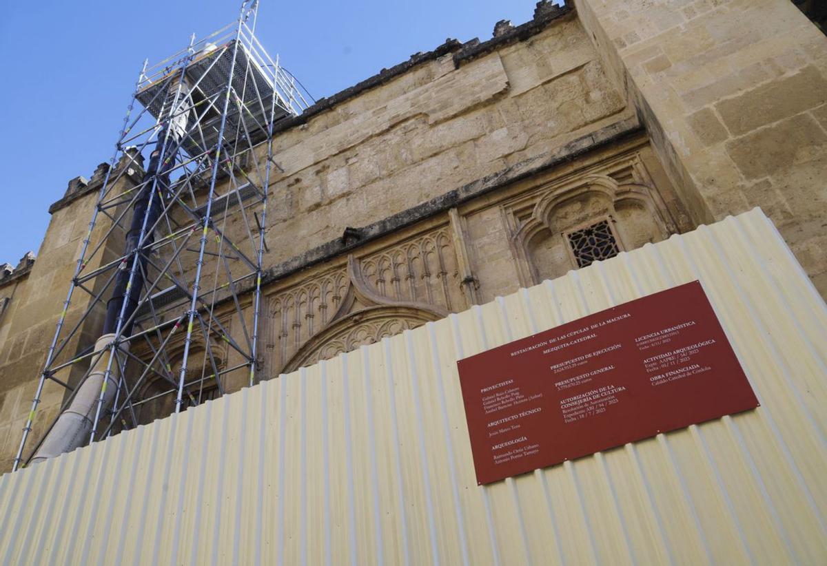 Andamio para evacuar materiales de la obra en la macsura de la Mezquita-Catedral.