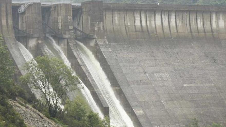 Suelta de agua en la presa de Tanes, en el concejo de Caso.