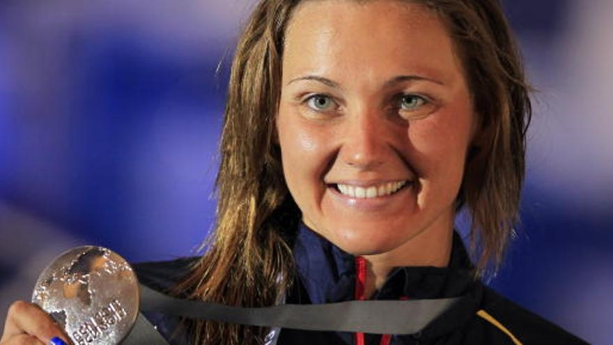 Melanie Costa con su medalla en el podio.