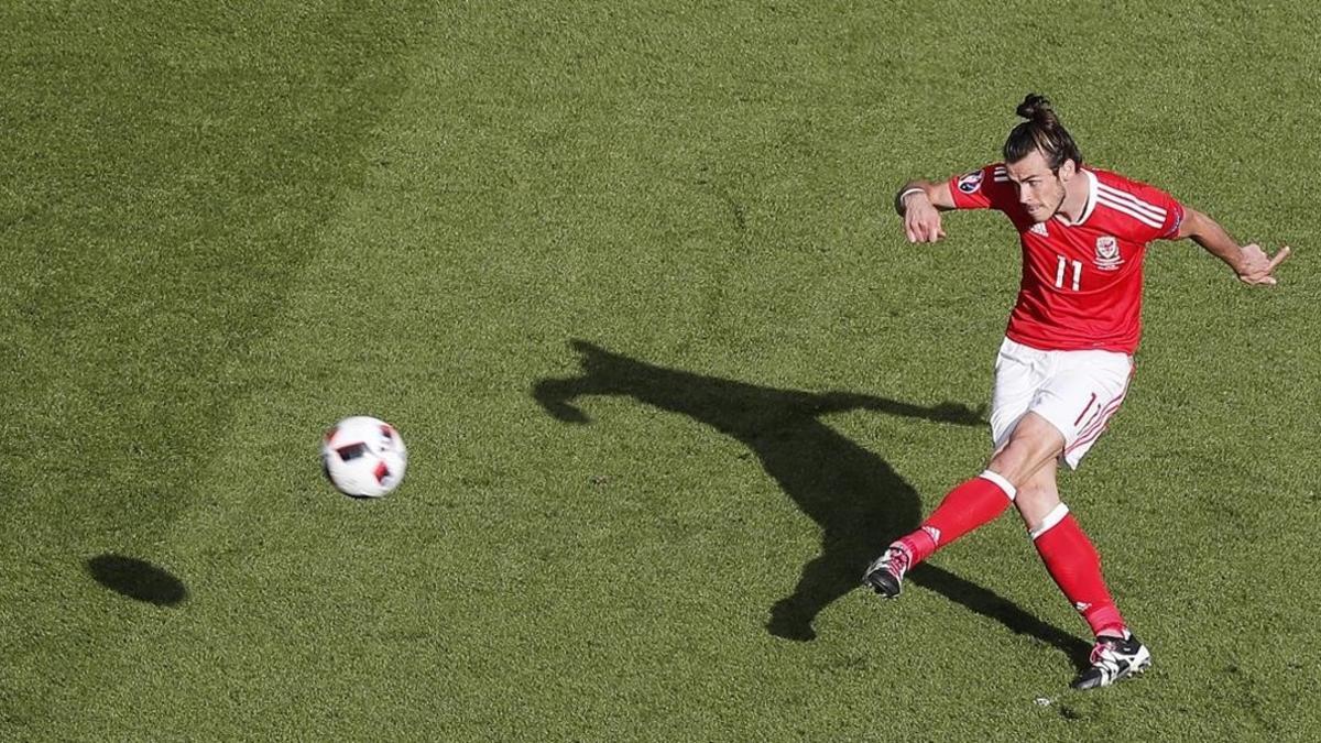 Gareth Bale centra durante el partido disputado por Gales e Irlanda del Norte en París