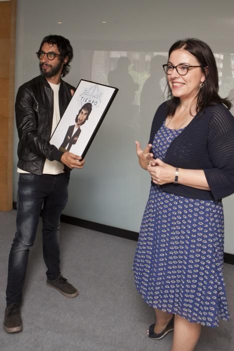 Entrega del premio Asturiano del Mes a Marc Vigil, director de la serie el 'Ministerio del tiempo'