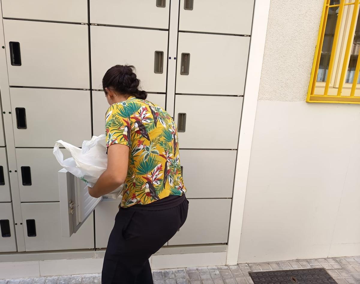 Una clienta utilizando el nuevo servicio de taquillas.