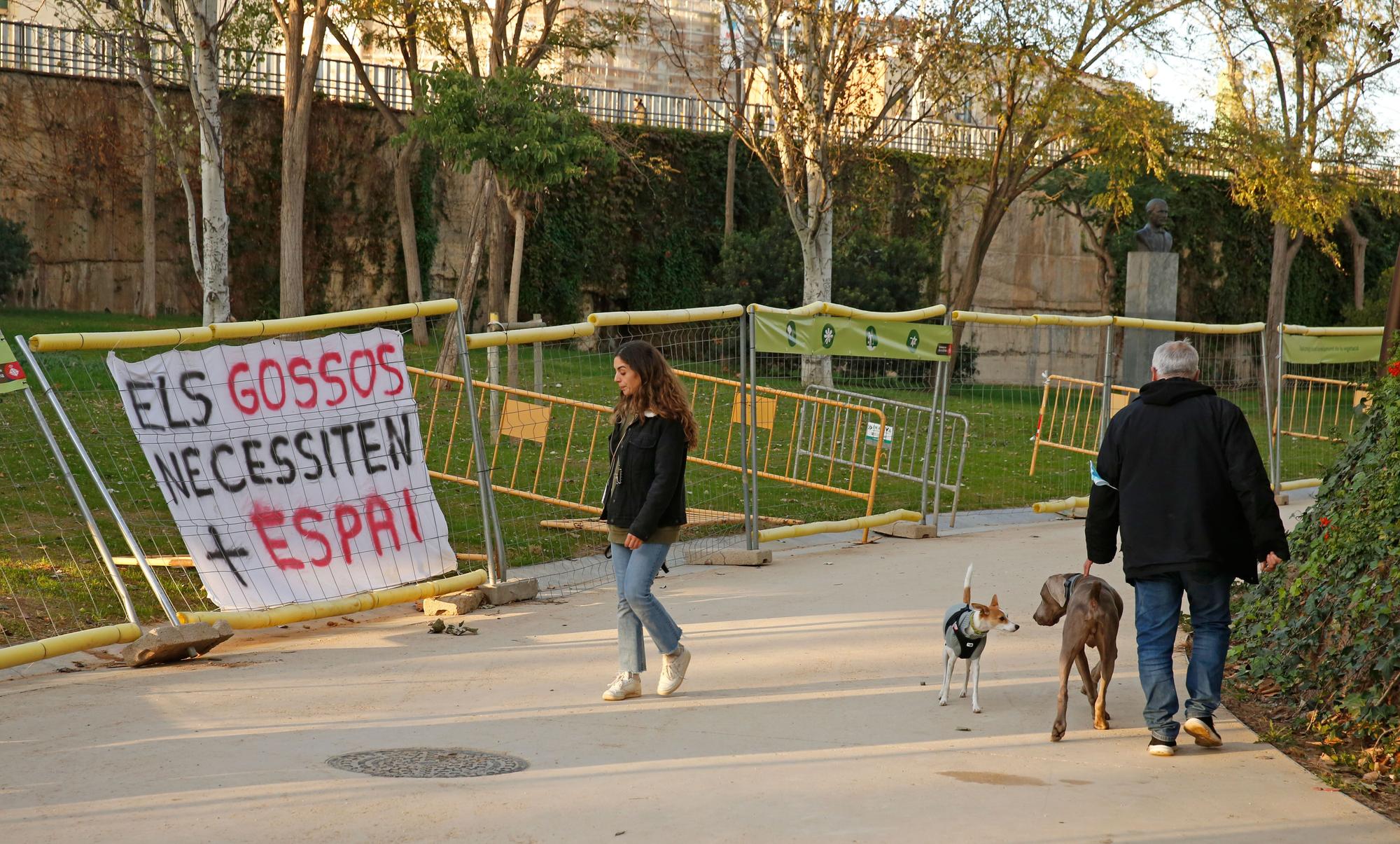 Pancartas en el nuevo pipican gigante del parque de l'Estació del Nord