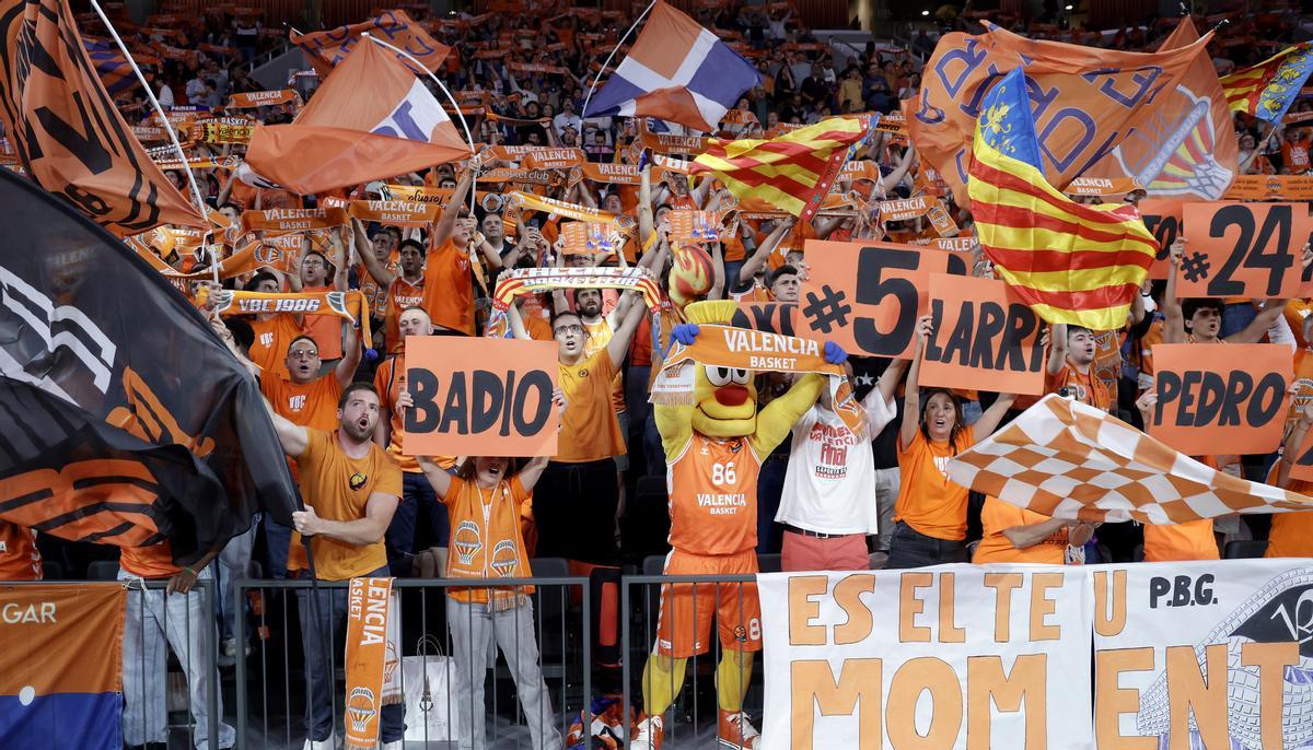 Aficionados del Valencia Basket, en el primer partido ante el Panathinaikos en el Roig Arena.