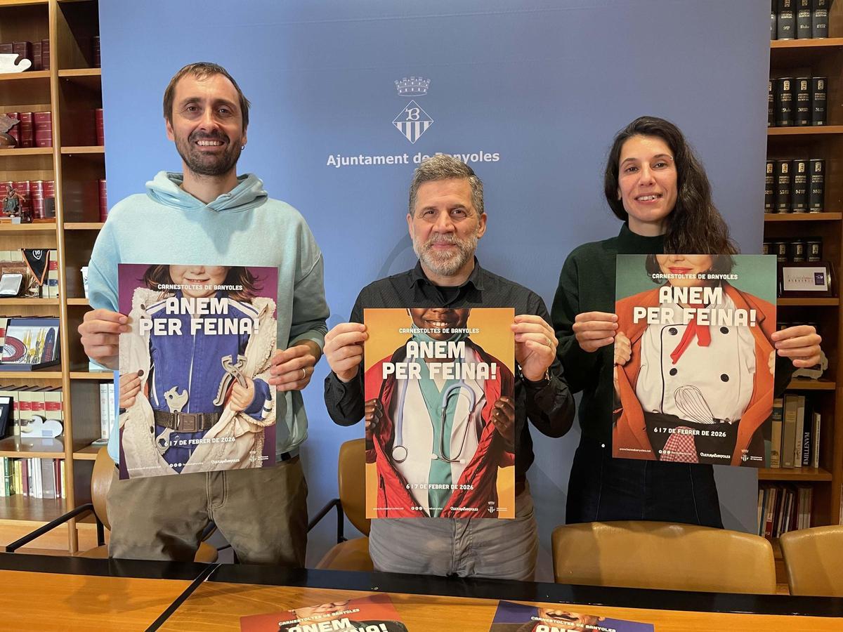 Xavi Casadevall, tècnic de Festes; Miquel Cuenca, regidor de Cultura i Festes; i Irene Mercader, artífex del cartell.