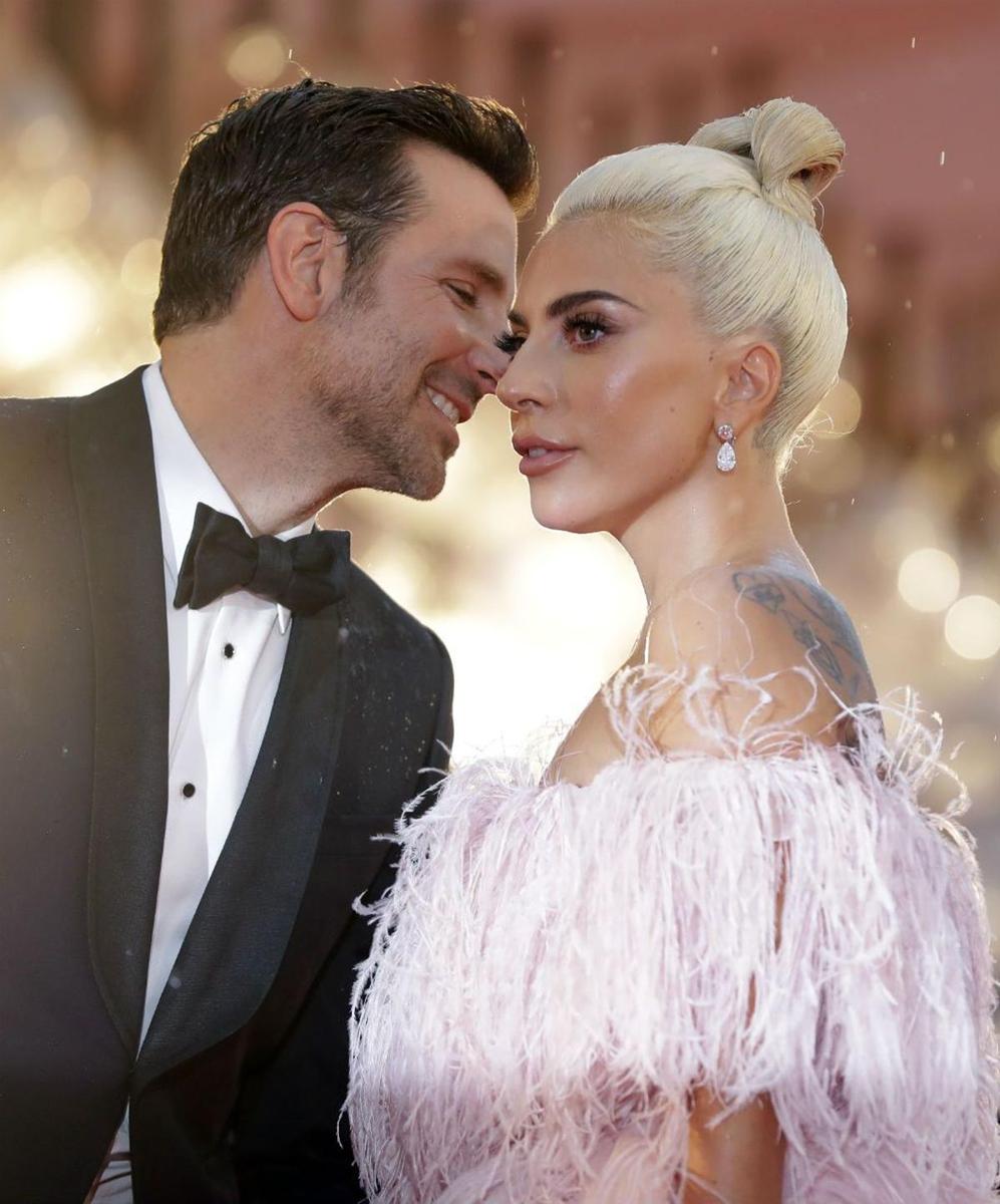 Bradley Cooper susurra al oído algo a Lady Gaga