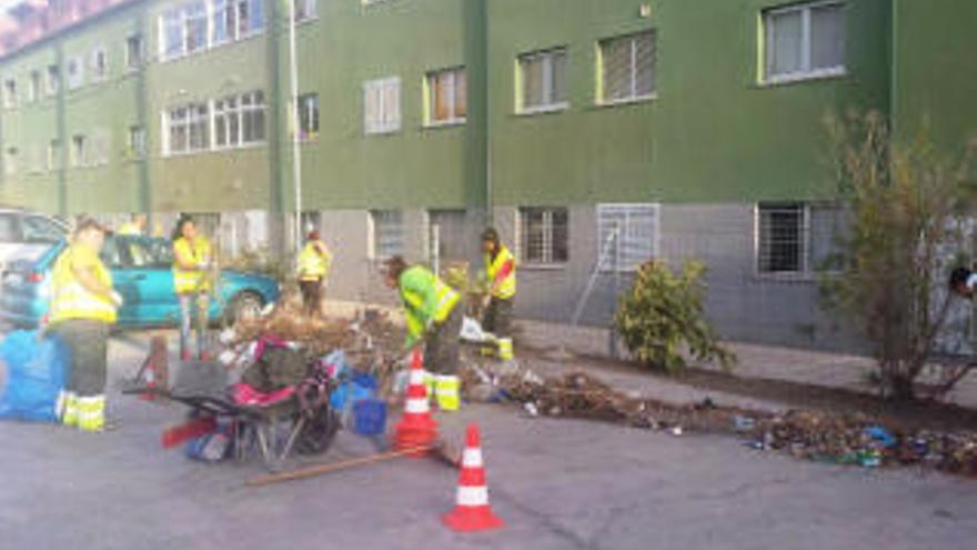 Un grupo de trabajadores de limpieza en La Herradura en una foto de archivo.