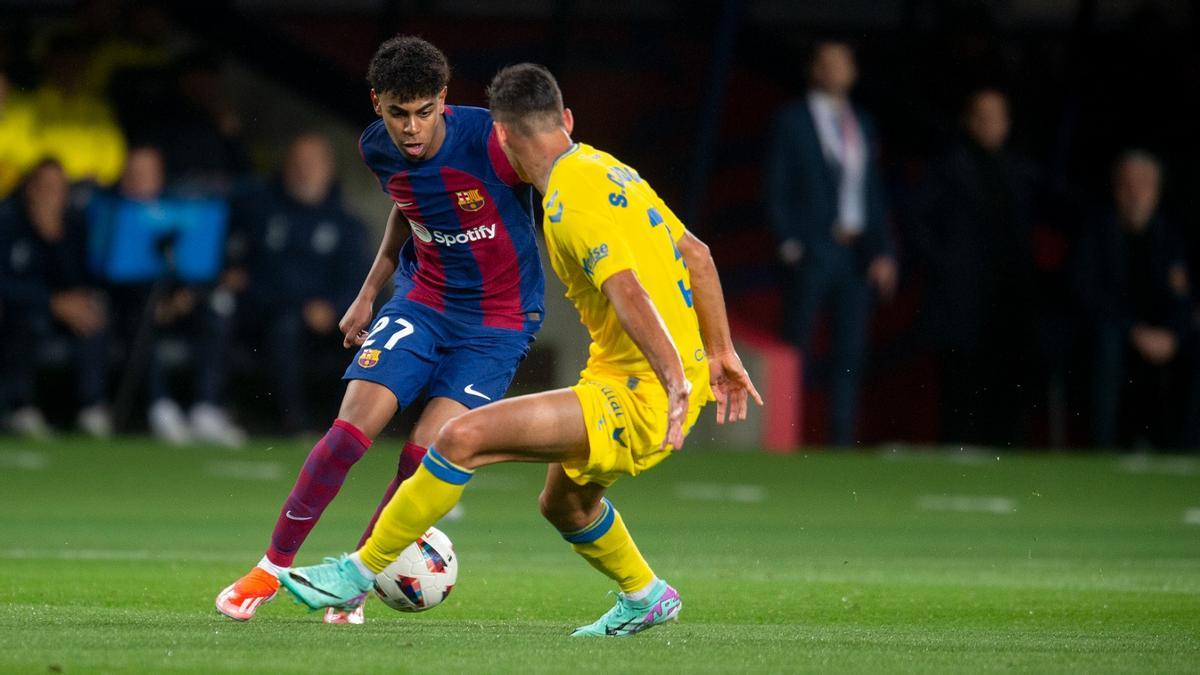 Lamine Yamal intenta regatear a Sergi Cardona en el Barça-Las Palmas de Montjuïc.