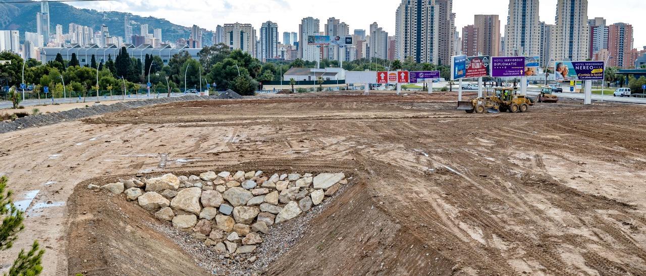 Las máquinas trabajando en el acondicionamiento de la parcela que ahora se habilitará como parking disuasorio, en una imagen de hace un par de semanas.