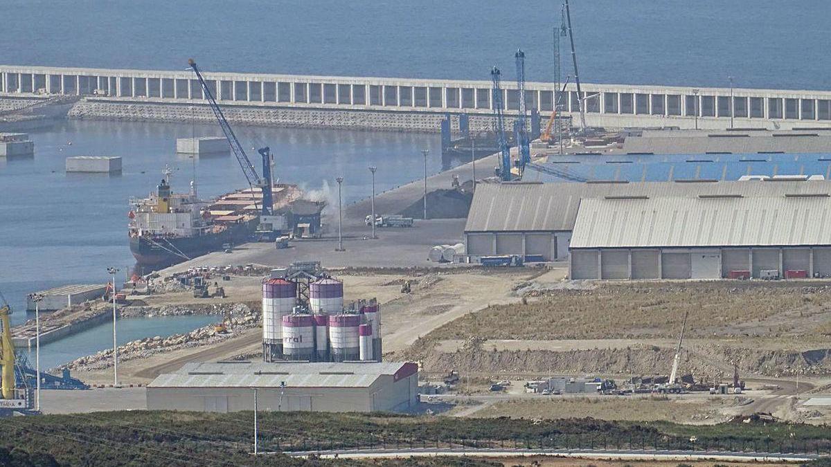 Vista de Langosteira con acopio de materiales al aire libre.