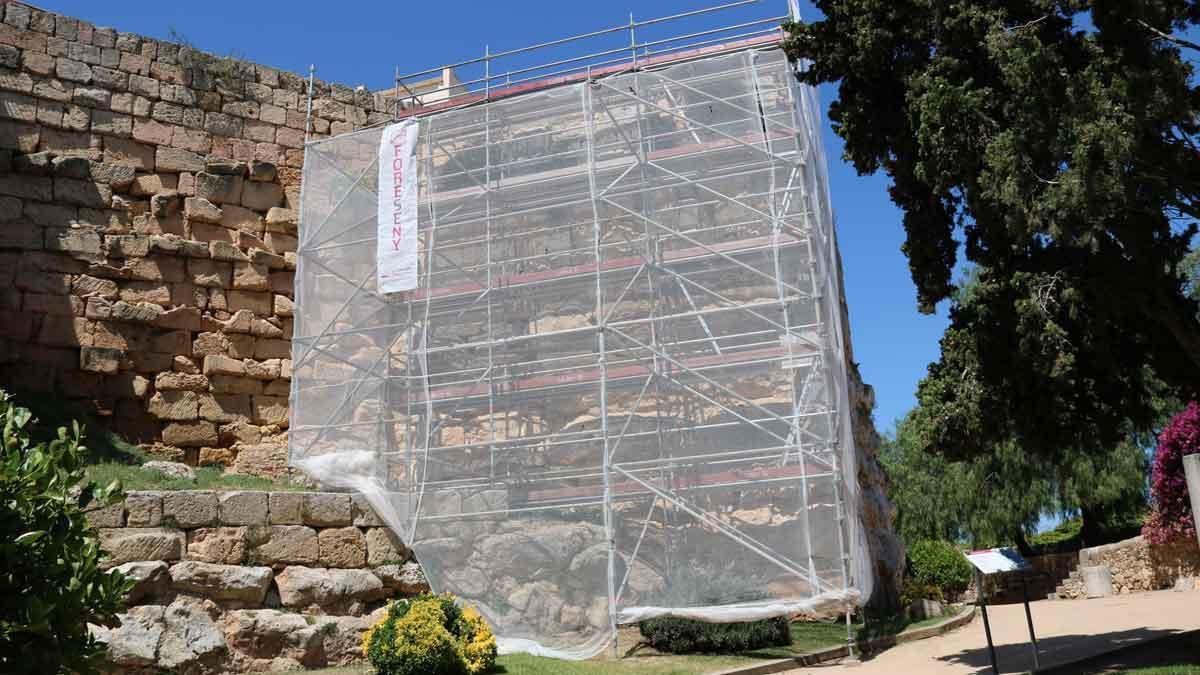 Operaris foraden la muralla romana de Tarragona que havien de reparar